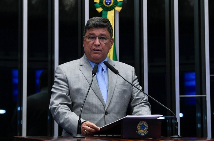 Carlos Viana propõe logística reversa para painéis solares