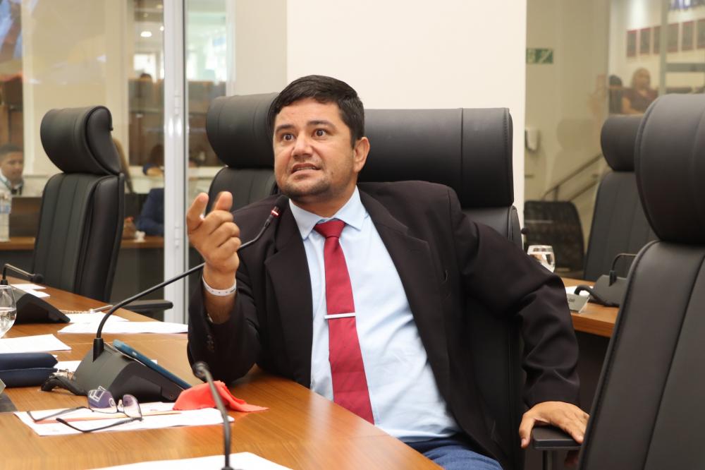 Vereador Rodério Freitas questiona reforma administrativa e aponta irregularidades na gestão de Cinthia Ribeiro 
