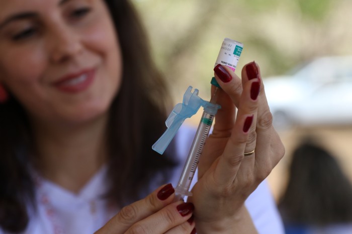 Vacinação brasileira é modelo para o mundo, mas enfrenta desafios