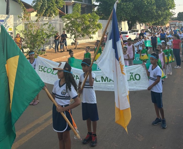 Alunos da Escola Paulo Leivas Macalão fazem desfile cívico para comemorar Semana da Pátria