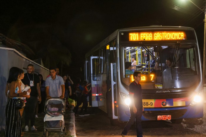 Motoristas deixam carros no Ginásio Ayrton Senna e seguem de transporte coletivo