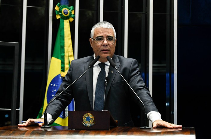 Girão critica pressa na discussão de PL das fake news e aponta risco de censura