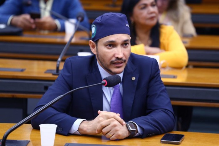Comissão aprova projeto que restringe venda de produto odontológico de uso profissional