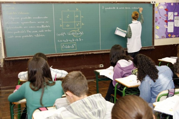 Comissão especial sobre proposta que permite servidor acumular cargo de professor será instalada na próxima semana