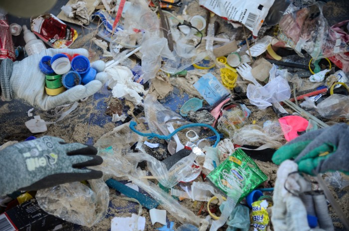 Mutirões recolhem lixo de ruas e praias em Dia Mundial da Limpeza