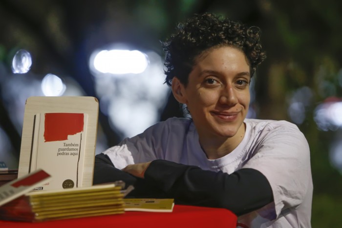 Poeta vencedora do Prêmio Jabuti transita do slam à literatura grega