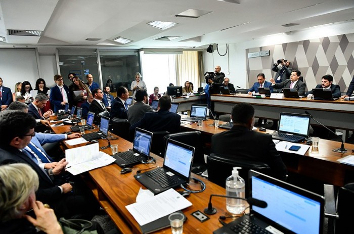 CCJ pode votar na quarta a PEC que autoriza comércio de plasma humano