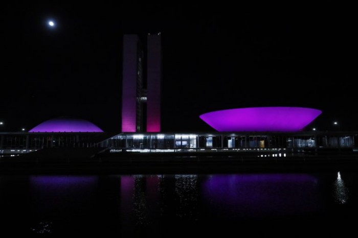 Congresso Nacional se ilumina de rosa para alertar sobre o câncer de mama
