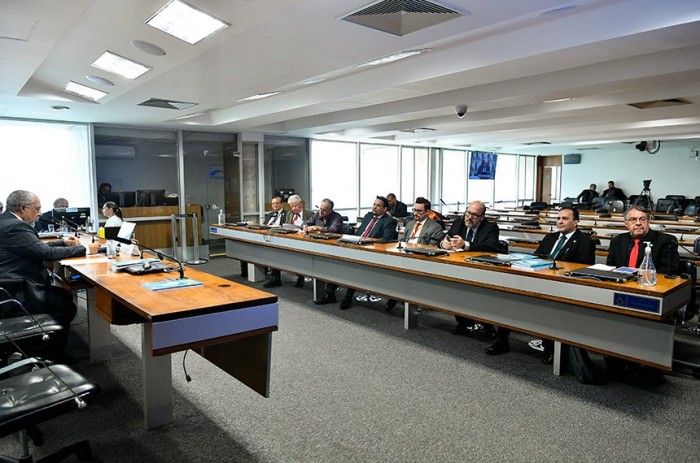 Precarização social é apontada em livro lançado em audiência pública da CDH