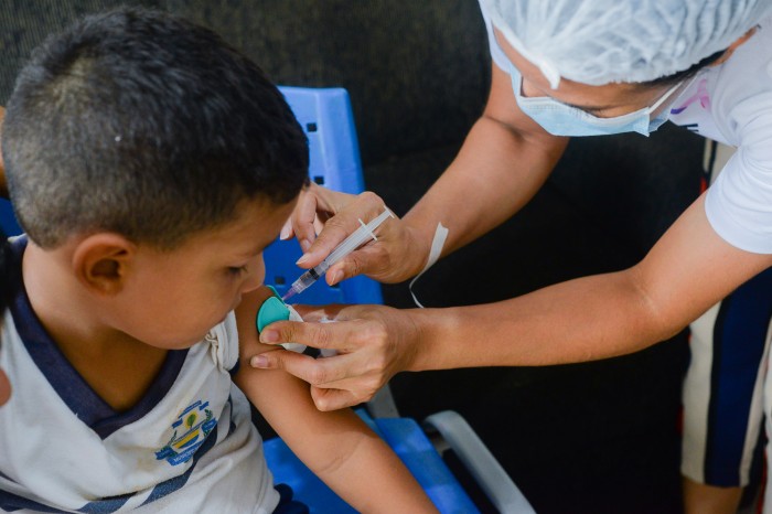 Saúde de Palmas leva vacinação a crianças no Tênis Sesc no Jardim Aureny III